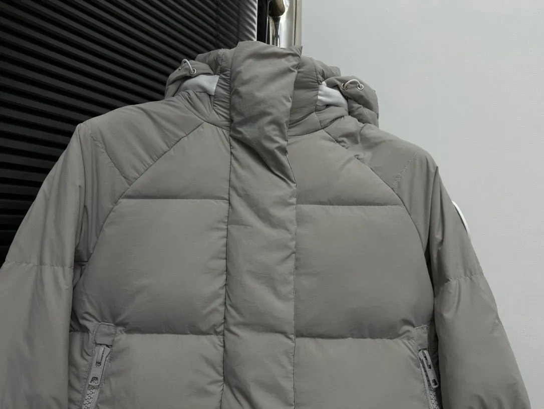P780 【𝗖𝗔𝗡𝗔𝗗𝗔 𝗚𝗢𝗢𝗦𝗘】Capsule Series Macaron White Label Fabric: Made of soft EnduraLuxe fabric imported from DuPont, CORDURA, USA, which enhances the durability of easy-to-wear parts, is lightweight and durable; the liner is made of 400T anti-velvet gallbladder, which is comfortable, soft and non-velvet. : Equipped with a detachable hood, which can be adjusted in two directions, and is also filled with down, which brings greater softness and wrapping around the head and neck, and is full of warmth. This parka features white trim on the back and sides, and the hardware locks are all original and custom-made to match the muted fabric color. Goose label: The official website’s new series of silicone material labels, non-embroidery labels. Length: Fit hip-length. Size: XS-L